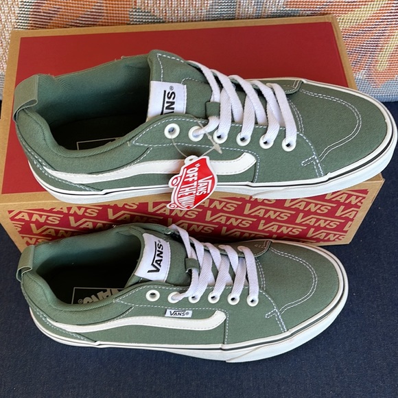 Vans Filmore
Canvas Duck Green/White
VNOA5HTXQ31
WMNS sneakers - Picture 3 of 16